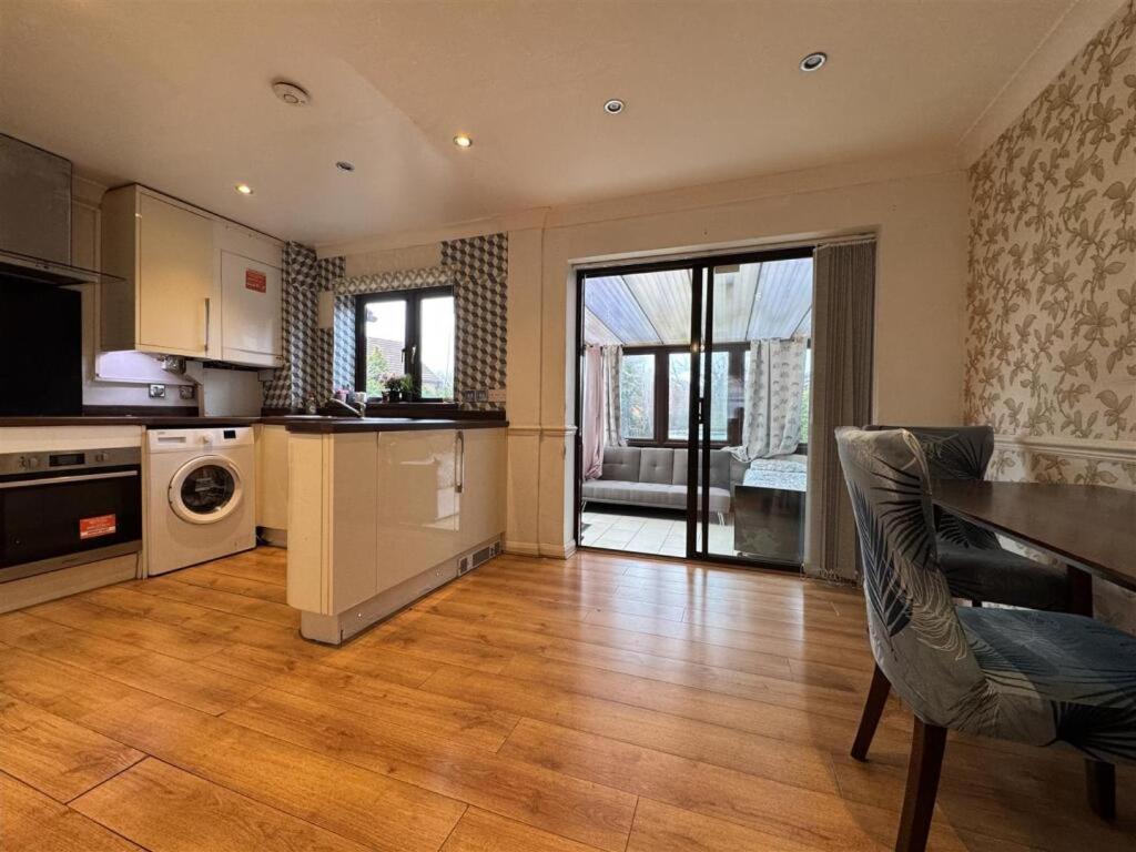 Clove, 3-4 Bed House With Garden, Free Parking, Sleeps 9 In Grays & Chafford Hundred Stifford Dış mekan fotoğraf